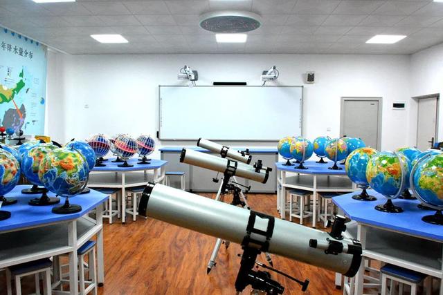 走进广元中学实验室 科技感十足的通讯设备探秘